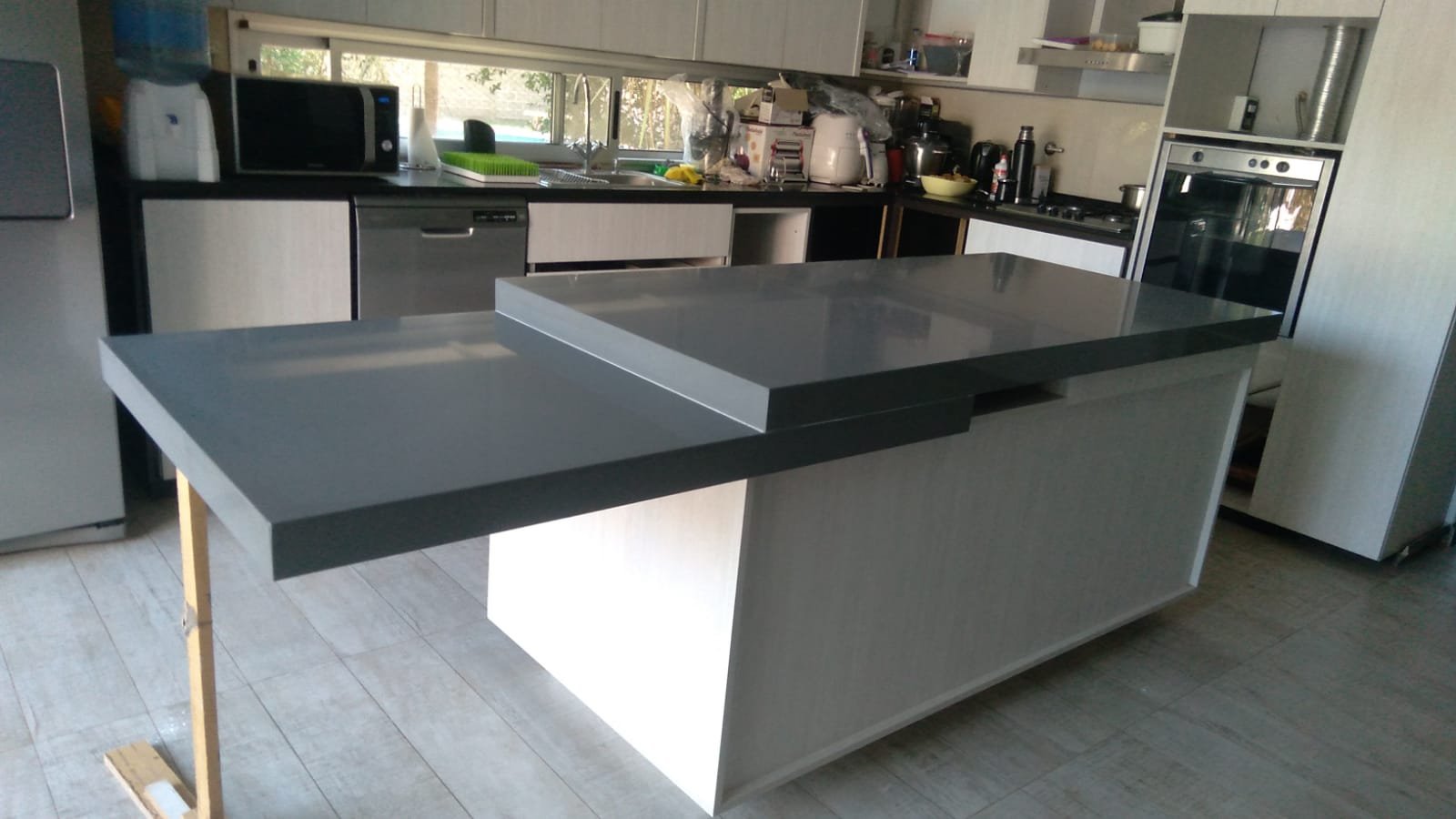Isla de cocina con mesada en granito gris
