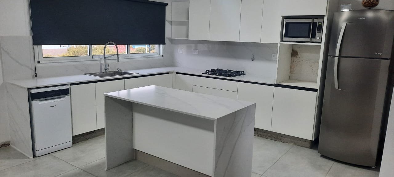 Mesada exterior en granito negro con bacha de acero