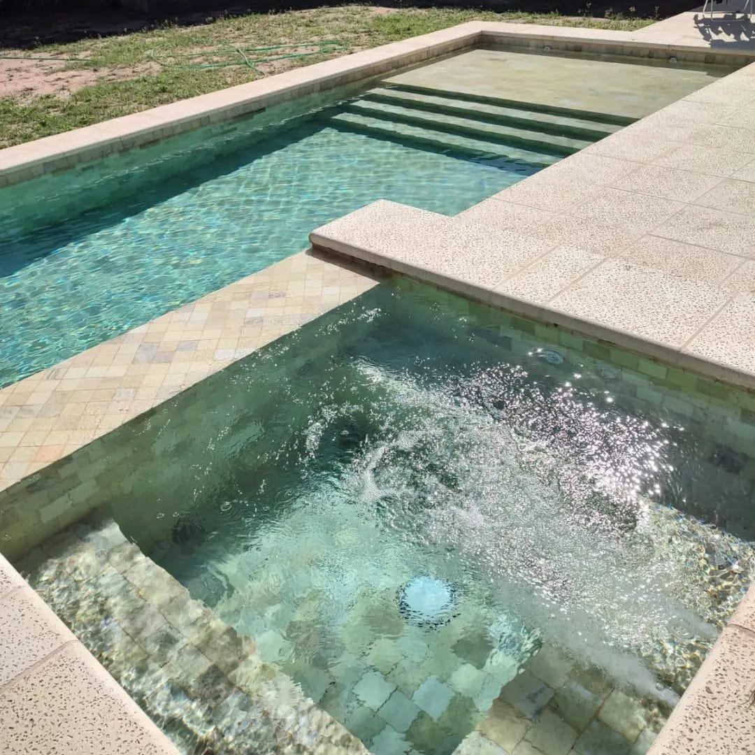 Piscina con hidromasaje revestido en piedra